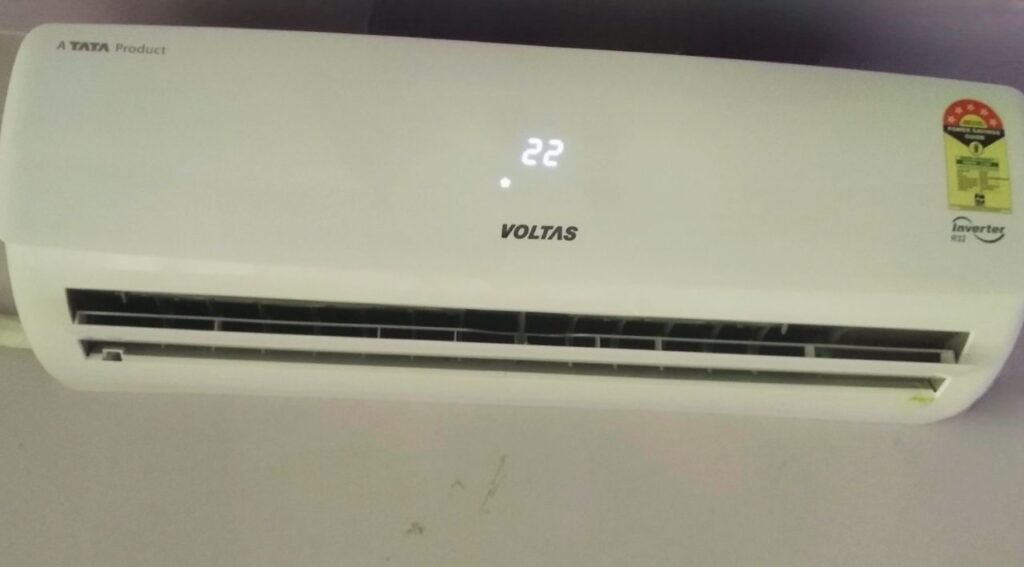 Voltas 1.5 Ton 5 Star Vectra Elegant running at 22 degree centigrade