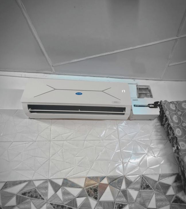 Carrier Ester Edge Gxi WiFi 1 Ton 3 Star Split AC CAI12EE3R36W0 indoor unit mounted on wall with temperature set to 17°C