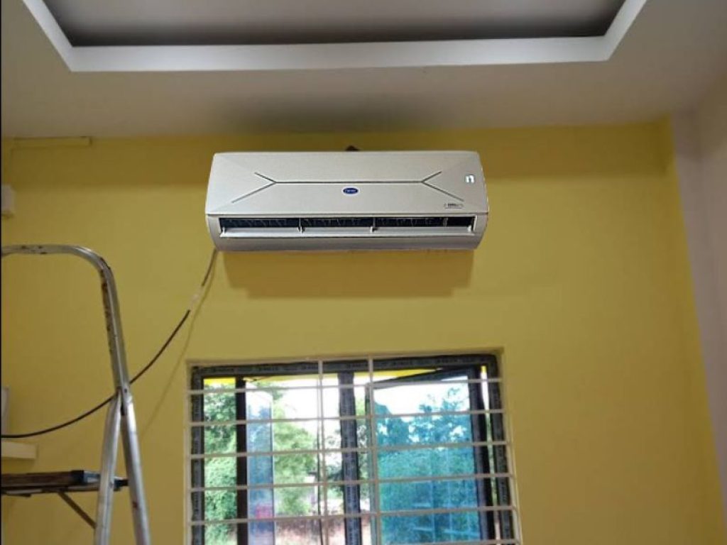 Carrier Ester Edge Gxi 1.5 Ton 3 Star split AC indoor unit wall mounted in a room with set temperature 17 °C, model CAI18EE3R36F0