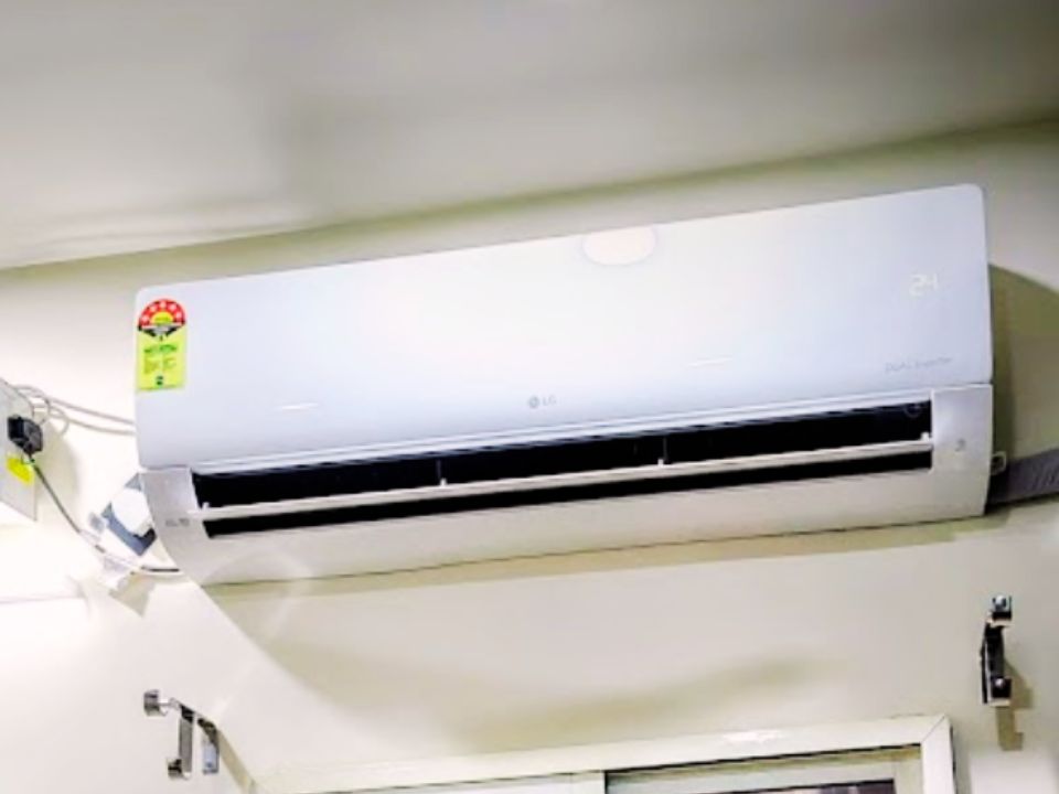 LG 1.5 Ton 5 Star split AC indoor unit model US-Q19YNZE3 set to 24°C with flap open and running at medium fan speed