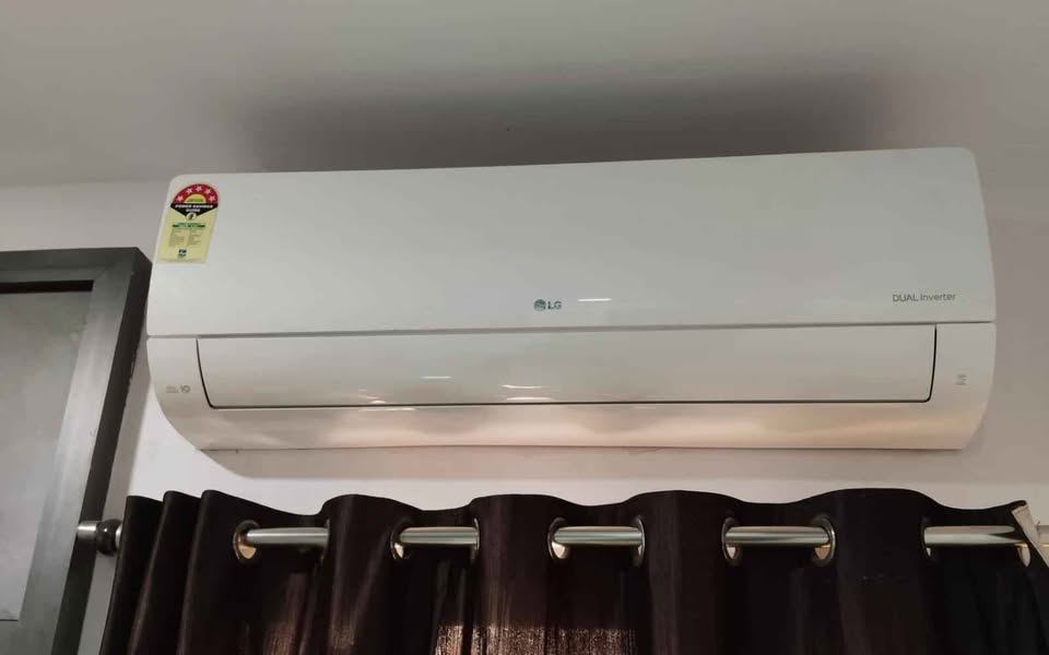 Wall-mounted LG Dual Inverter split AC indoor unit with energy rating label, model US-Q19PWZE