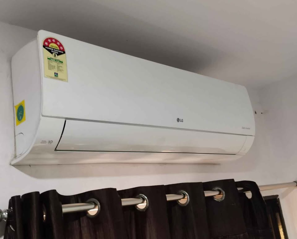 LG split AC indoor unit (US-Q19PWZE) with sleek glossy white body finish and smooth front panel