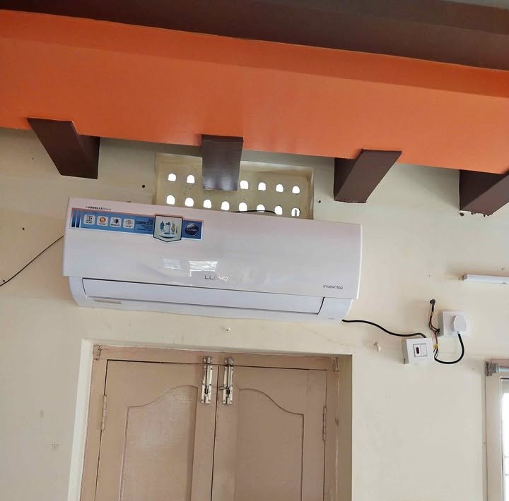 Lloyd 1.5 ton 5 star inverter split AC indoor unit (GLS18I5KWGGW) wall mounted above door