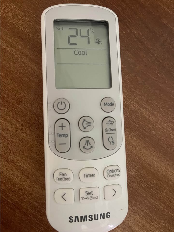 Samsung 1.5 Ton AC Remote Temperature set to 24 °C