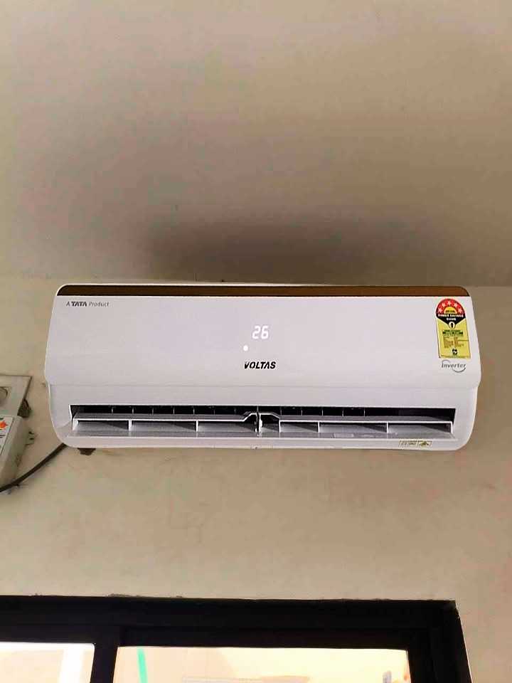 Voltas 1.5 Ton 5 Star 185V Vertis Smart Elite Gold inverter split AC indoor unit showing 26°C temperature setting with fan set to medium speed